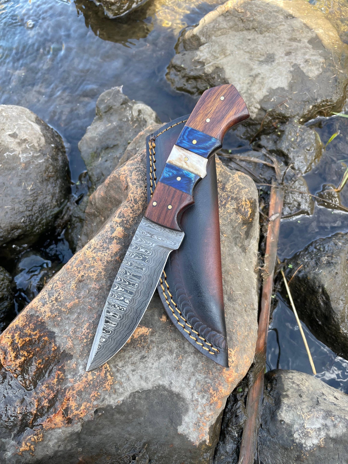 HANDMADE HIGH CARBON DAMASCUS STEEL HUNTING KNIFE/LEATHER SH
